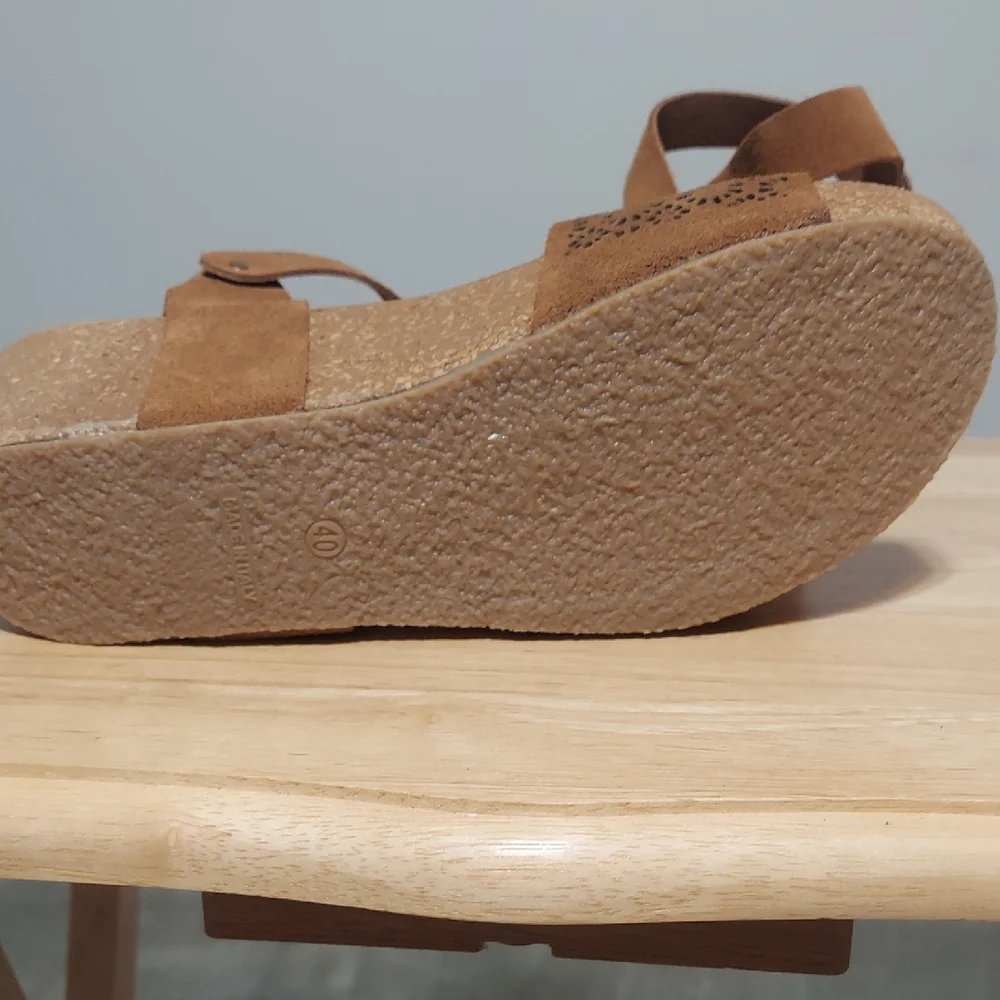 NWOT Bos. & Co. Italian Brown Suede Laser-Cut Floral Wedge Sandals Size 39 / 9